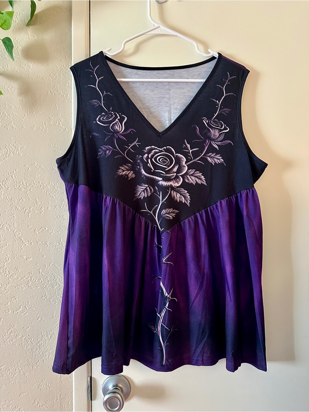 Women's V-Neck SleevelessTop Size XXL -Purple and Black